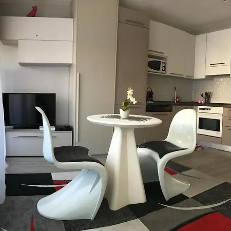 Royal Promenade Apartment *